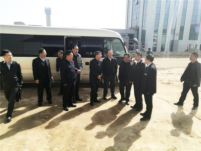 蘭州市委副書記、市長張偉文一行蒞臨新區(qū)“亞太伊士頓電梯”、“亞太澳泊智能車庫”、“亞太新能源汽車”