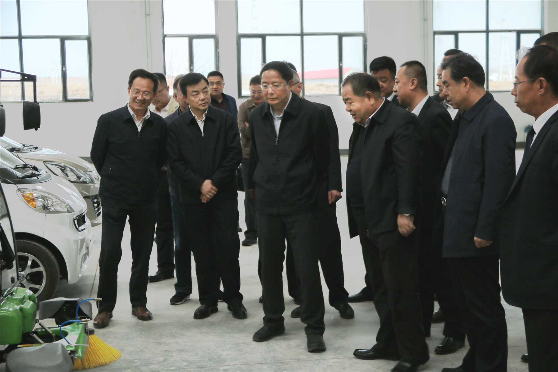 甘肅省政協(xié)主席、黨組書記歐陽堅一行蒞臨蘭州新區(qū)“亞太伊士頓電梯”廠、 “亞太新能源汽車”廠參觀考察！